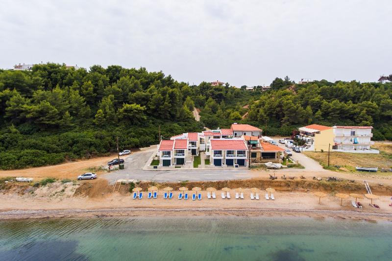 Elpiniki Luxury Apartments Nea Poteidaia Exterior photo