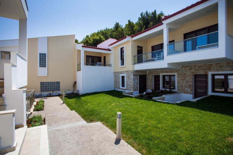 Elpiniki Luxury Apartments Nea Poteidaia Exterior photo
